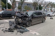 Xe Kia Carnival vỡ nát đầu sau cú va chạm với ô tô đang chờ đèn đỏ