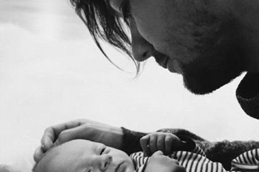 Thành viên One Direction hạnh phúc bên cậu con trai đầu lòng