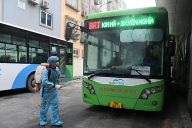 Covid-19 lan rộng, Hà Nội phun khử trùng hàng loạt xe BRT
