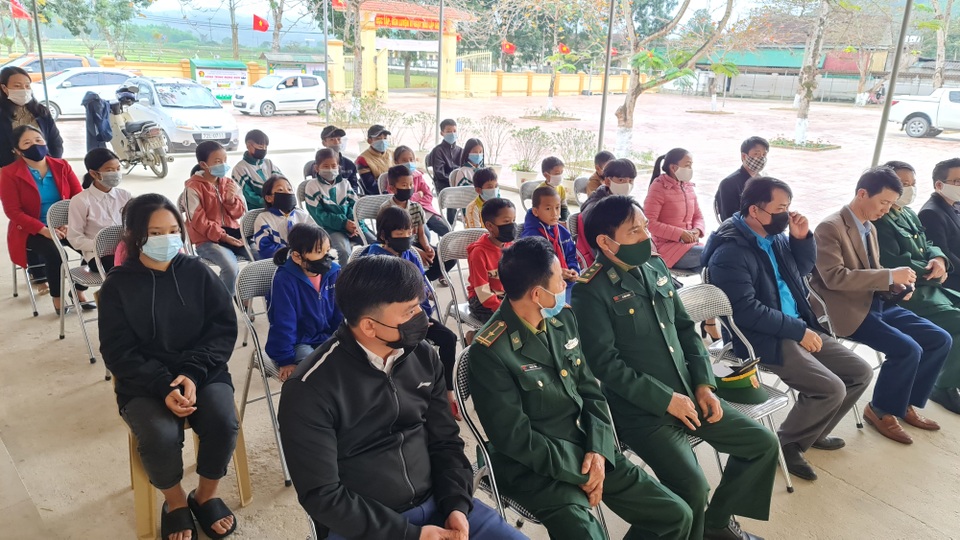 Trao tặng học bổng đến con nuôi Bộ đội Biên phòng, có một em người Lào - 3 Trao tặng học bổng đến con nuôi Bộ đội Biên phòng, có một em người Lào - 3