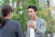 Chàng trai dỗi vợ, ngủ trong ô tô để được chơi điện tử thoải mái