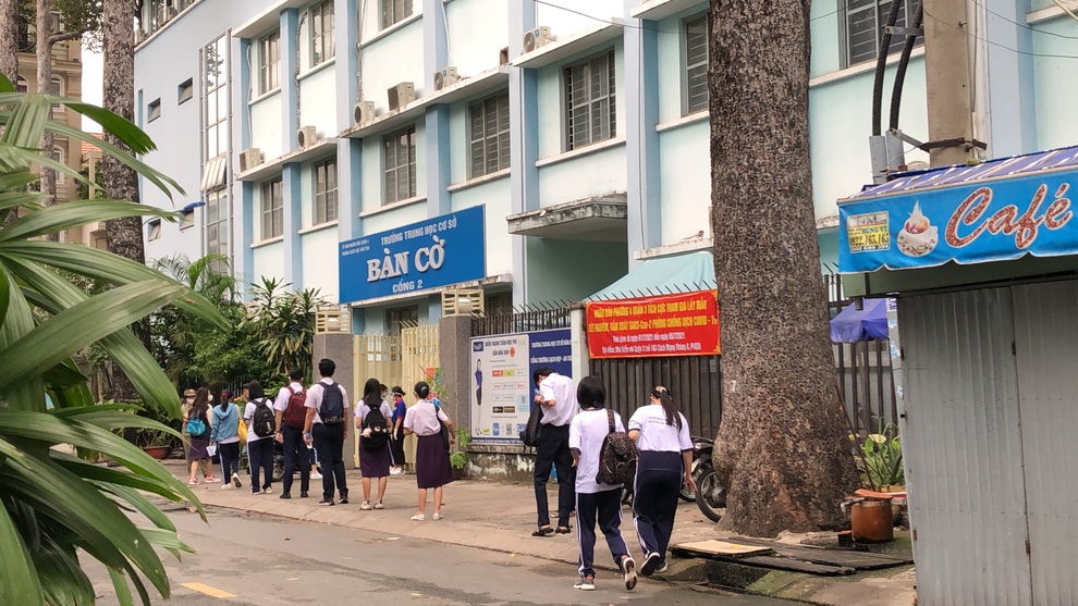 Điểm thi liên quan Covid-19: Phụ huynh lo lắng nhưng cố động viên con thi - 1 Điểm thi liên quan Covid-19: Phụ huynh lo lắng nhưng cố động viên con thi - 1