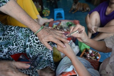 Nhiều cử nhân, thạc sĩ cất bằng đi học nghề