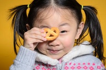 Cách hay giúp mẹ dạy con biết sẻ chia