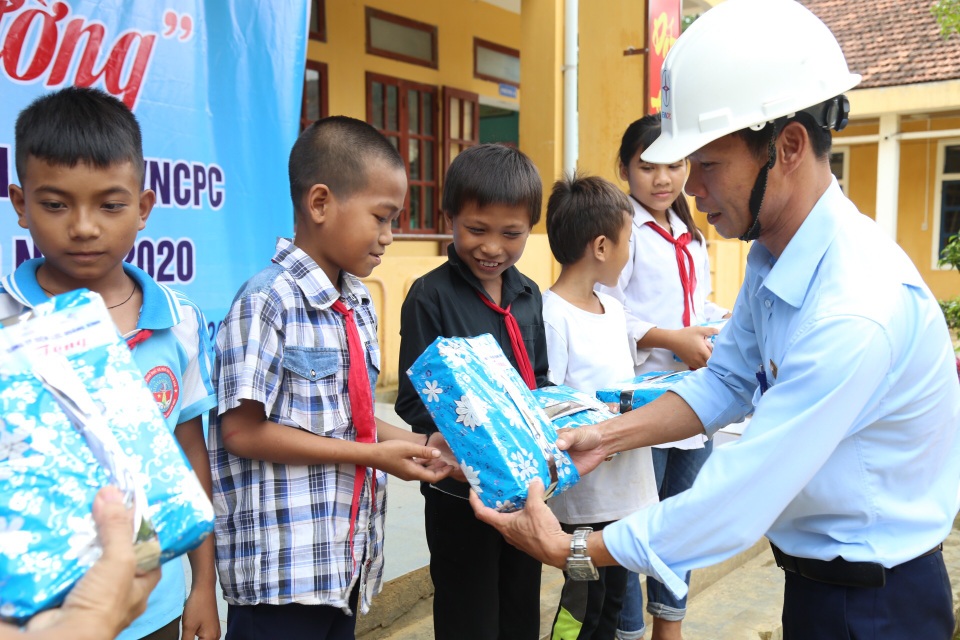 Nhiều suất quà ý nghĩa đến với các trường học vùng sâu, vùng xa - 2 Nhiều suất quà ý nghĩa đến với các trường học vùng sâu, vùng xa - 2