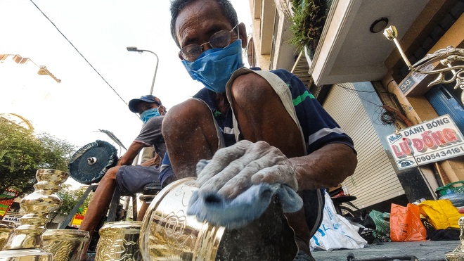 Đệ nhất cao thủ đánh bóng lư đồng Sài Gòn - 17 Đệ nhất cao thủ đánh bóng lư đồng Sài Gòn - 17