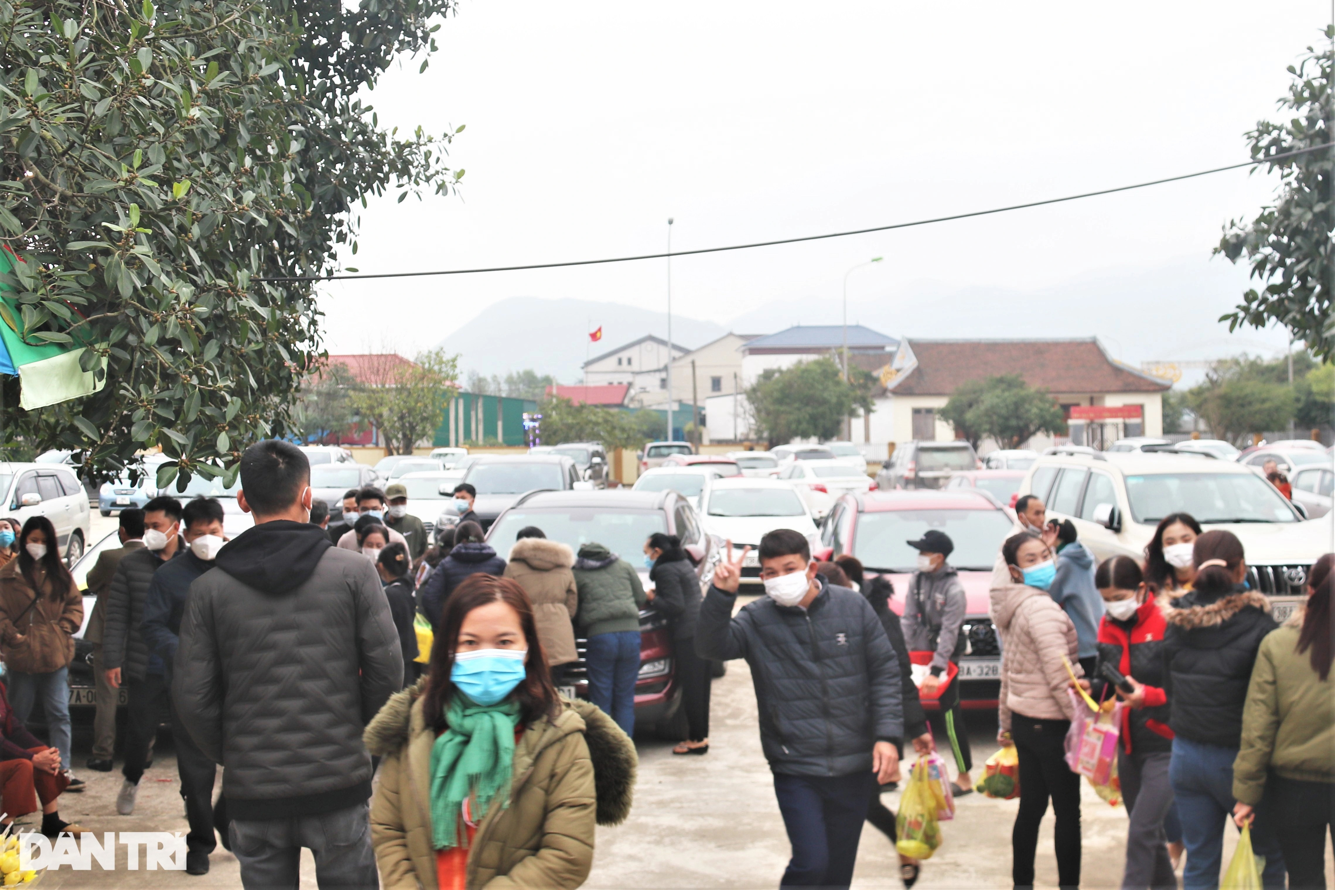 Đầu năm chen chúc tại Đền thờ Chế thắng Phu nhân Nguyễn Thị Bích Châu - 2