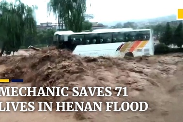 Nghẹt thở cảnh giải cứu hàng chục người mắc kẹt trong lũ dữ