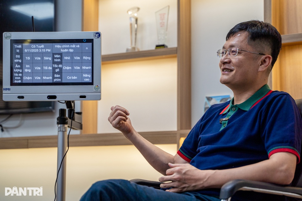 Cỗ máy giúp người liệt nói chuyện, lướt web bằng mắt của nhà khoa học Việt - 2 Cỗ máy giúp người liệt nói chuyện, lướt web bằng mắt của nhà khoa học Việt - 2