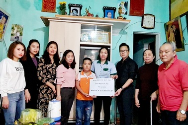Bạn đọc giúp đỡ cậu học sinh nghèo lớp 5 bị bệnh ung thư hơn 174 triệu đồng
