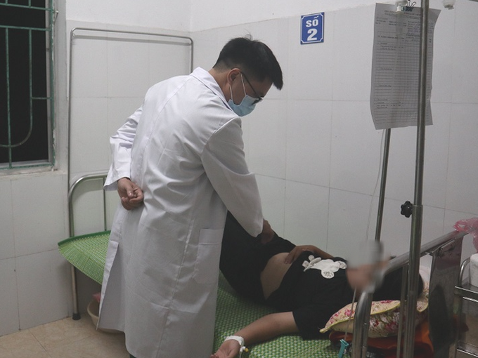 Theo dõi sức khoẻ cho một học sinh có dấu hiệu bị ngộ độc thực phẩm. Ảnh: Chu Linh.