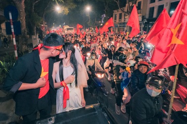 Cặp đôi Hà Nội chụp ảnh cưới giữa "tâm bão" mừng đội tuyển vô địch AFF Cup