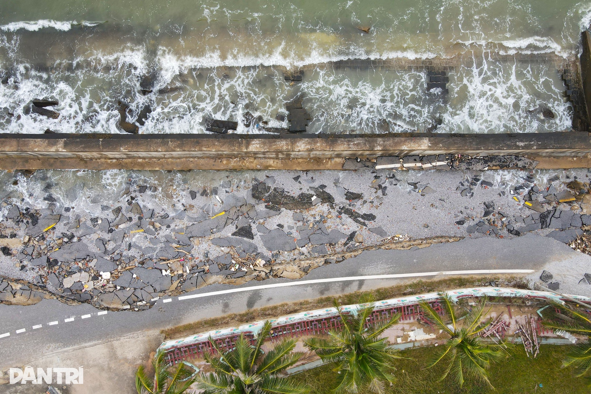 Bàn tay trên biển ngả nghiêng, bờ kè khu du lịch bị xé toang - 6 Bàn tay trên biển ngả nghiêng, bờ kè khu du lịch bị xé toang - 6