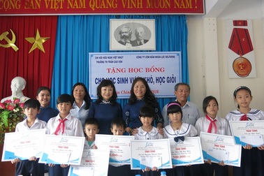 Đà Nẵng: Trao học bổng đến học sinh nghèo, học giỏi