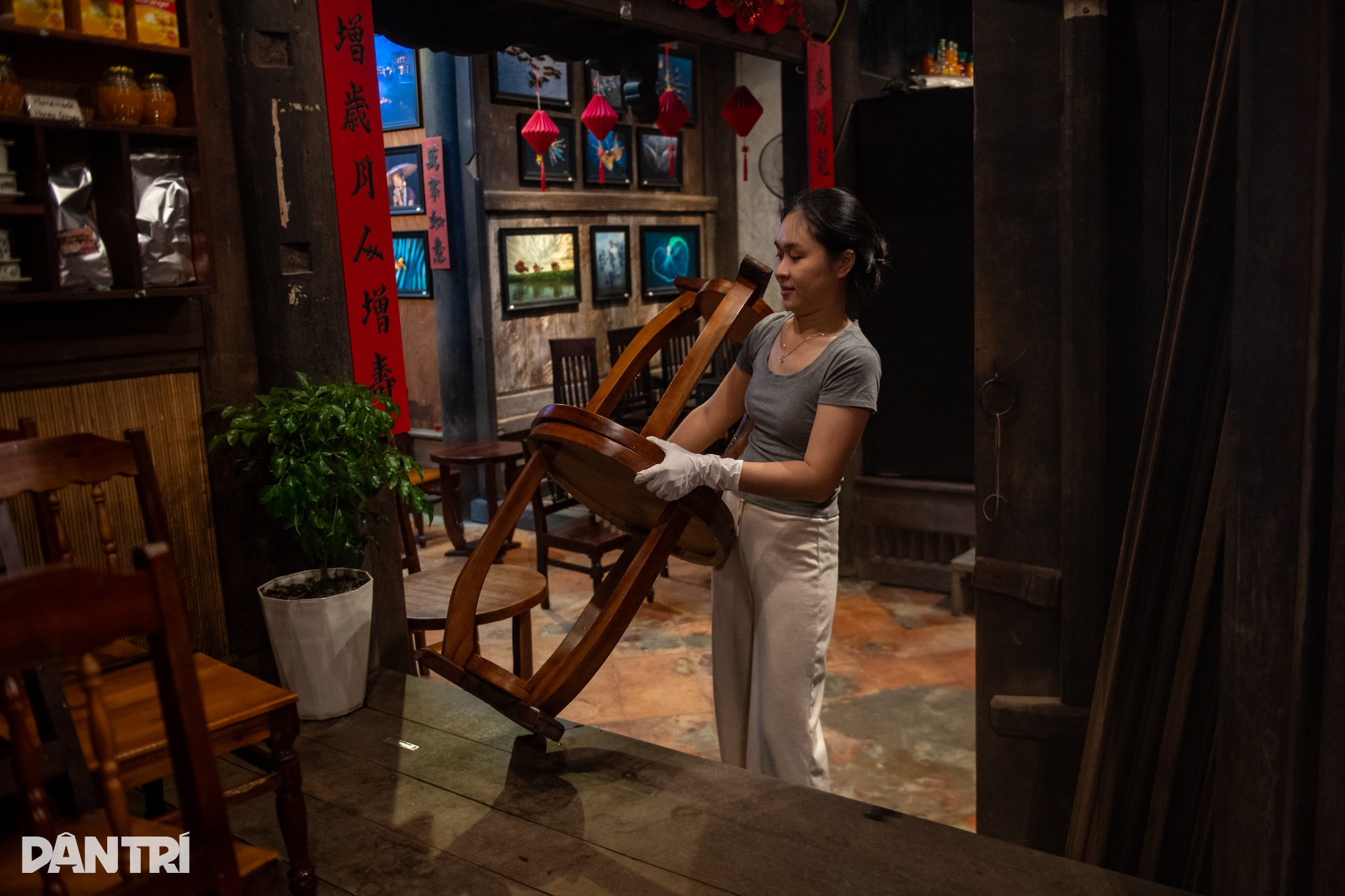 호이안 고대 도시는 8월 13번째 폭풍 전 이상할 정도로 조용했습니다. Phố cổ Hội An vắng lặng lạ thường trước bão số 13 - 8