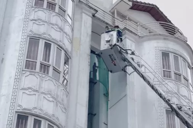 Cửa kính thang máy khách sạn ở Huế bị dông lốc làm vỡ