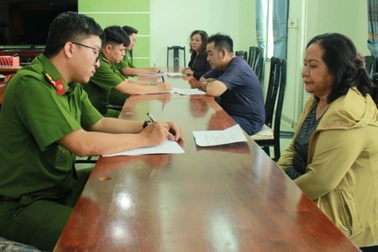 Dàn cảnh móc 9 chiếc điện thoại tại lễ tốt nghiệp ở Trường Đại học Sài Gòn