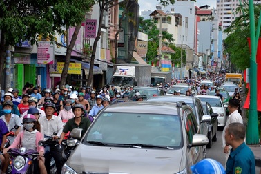 Đổ xô xem vớt người chết đuối, giao thông kẹt cứng