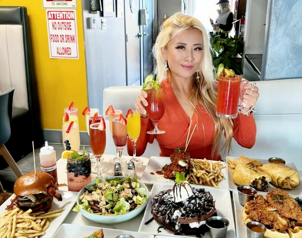 10 phút ăn hết 100 chiếc bánh bao, cô gái kiếm bộn tiền do ăn nhanh và khỏe - 2 10 phút ăn hết 100 chiếc bánh bao, cô gái kiếm bộn tiền do ăn nhanh và khỏe - 2