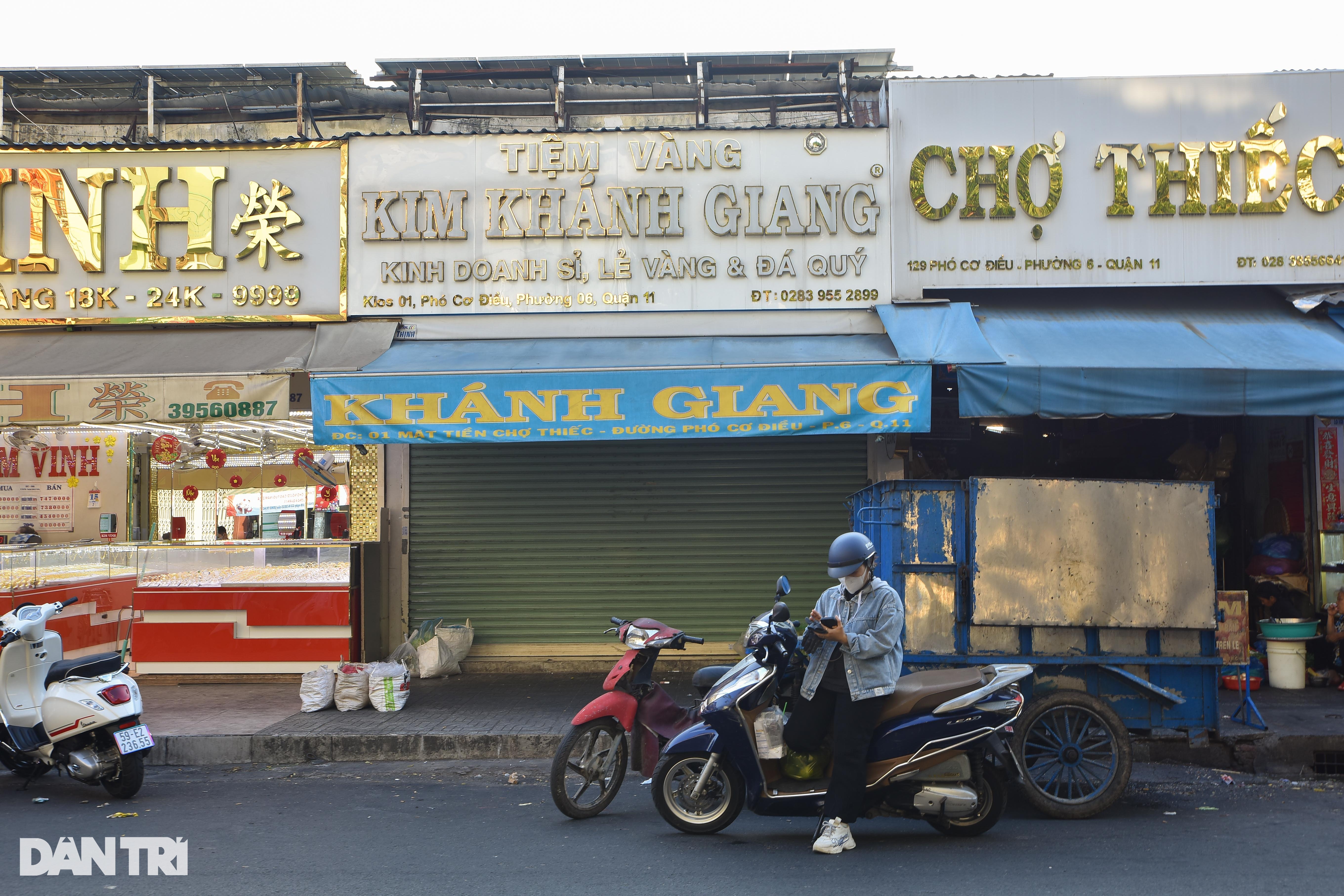 Một số cơ sở kinh doanh vàng trên Phó Cơ Điều (quận 11) tạm đóng cửa không rõ nguyên do (Ảnh: Trịnh Nguyễn).