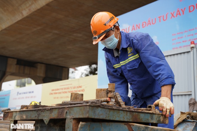 Công trường xây dựng cầu Vĩnh Tuy 2 vượt sông Hồng hơn 2.500 tỷ ở Hà Nội - 6 Công trường xây dựng cầu Vĩnh Tuy 2 vượt sông Hồng hơn 2.500 tỷ ở Hà Nội - 6