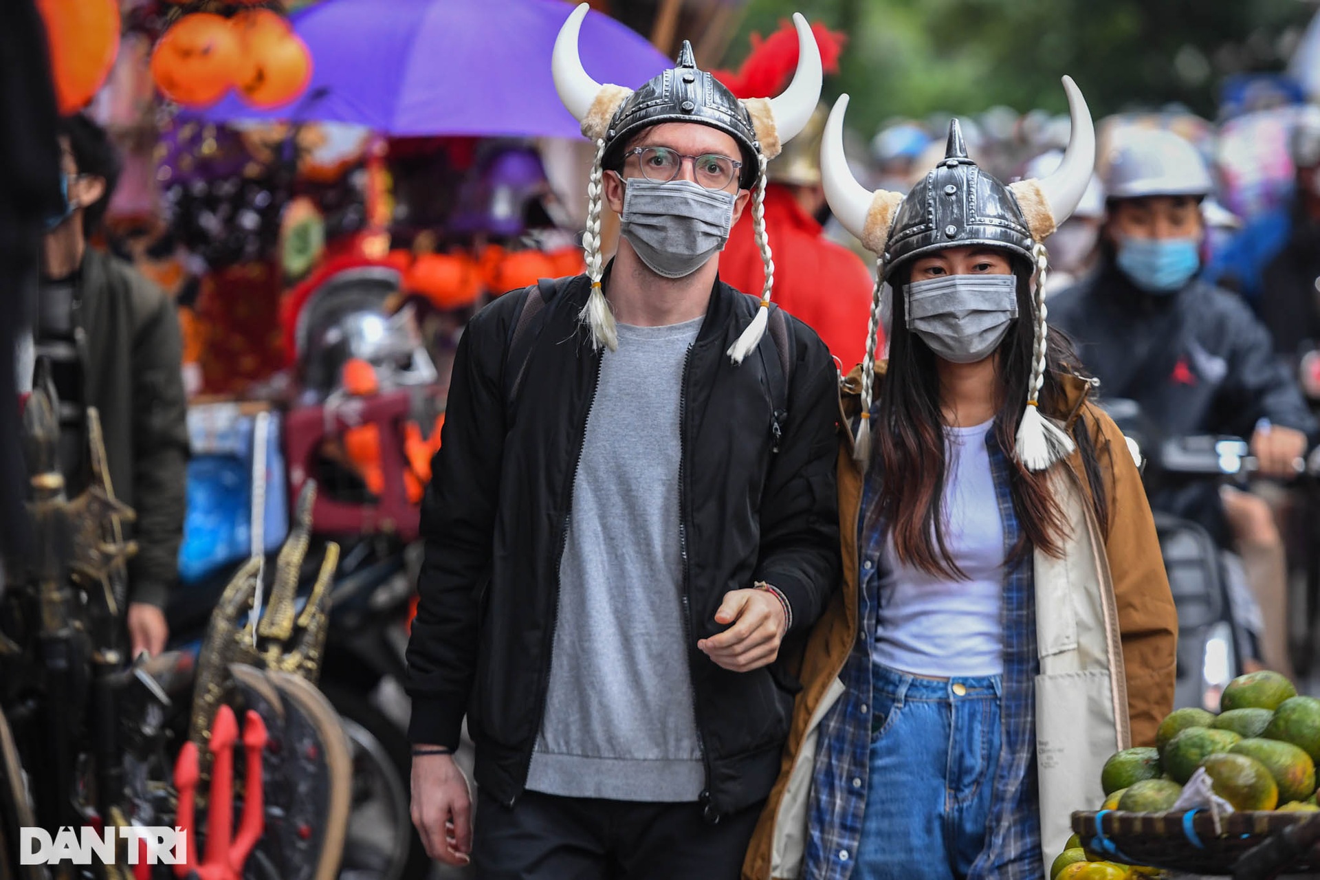 Phố đồ chơi Hàng Mã ảm đạm, vắng khách trong ngày cận kề dịp lễ Halloween - 9 Phố đồ chơi Hàng Mã ảm đạm, vắng khách trong ngày cận kề dịp lễ Halloween - 9