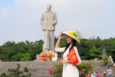 Người dân đổ về quảng trường Hồ Chí Minh lưu lại hình ảnh ngày lễ 30/4