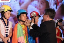 Tất cả học sinh lớp 1 sẽ được tặng mũ bảo hiểm