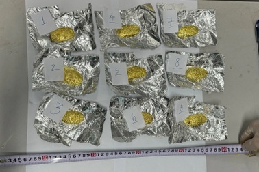 Người đàn ông quấn hơn 1,1kg vàng quanh thắt lưng để qua cửa khẩu