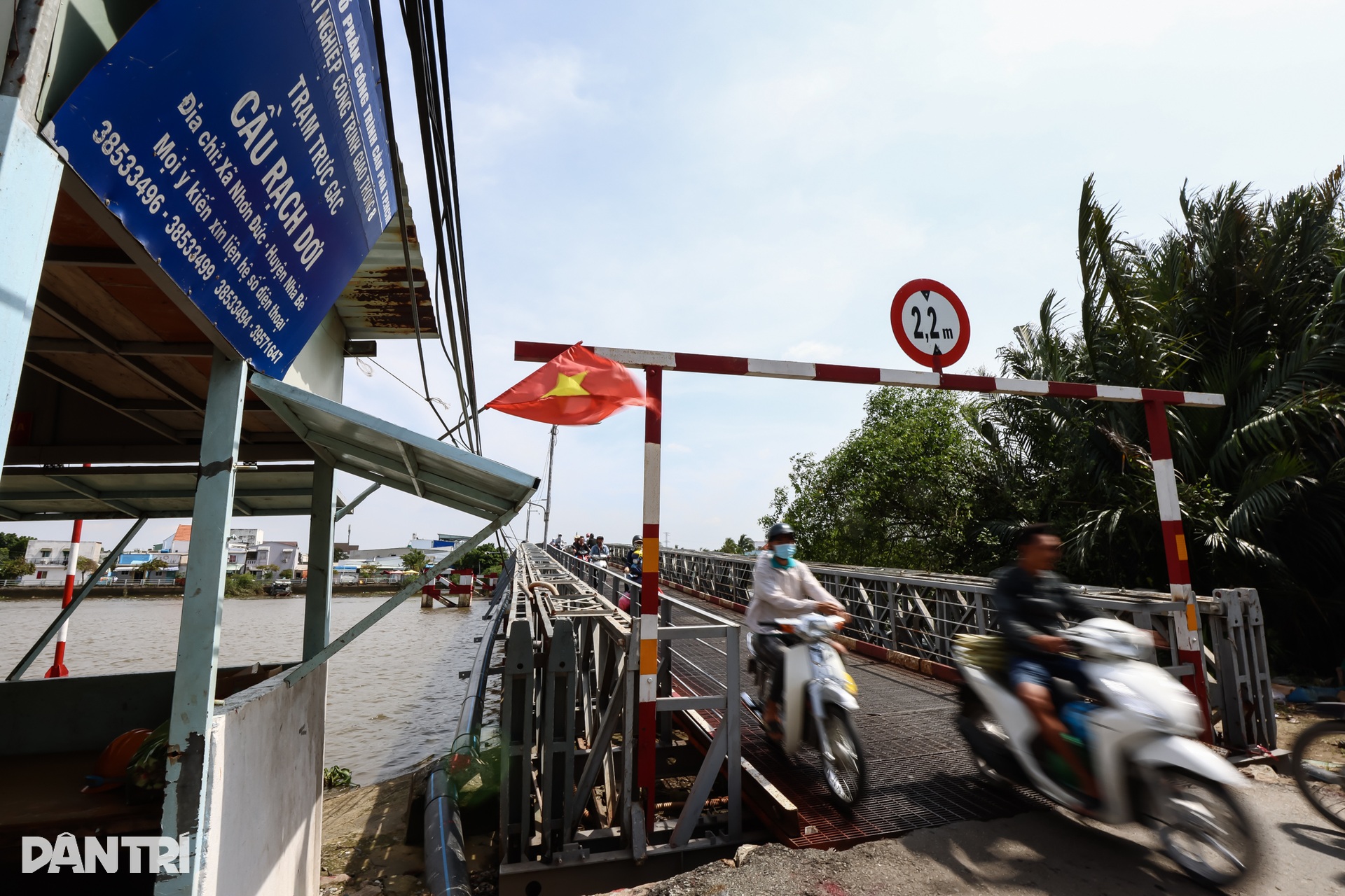 Người dân thấp thỏm qua lại trên 2 cầu sắt xuống cấp ở khu Nam Sài Gòn - 11 Người dân thấp thỏm qua lại trên 2 cầu sắt xuống cấp ở khu Nam Sài Gòn - 11
