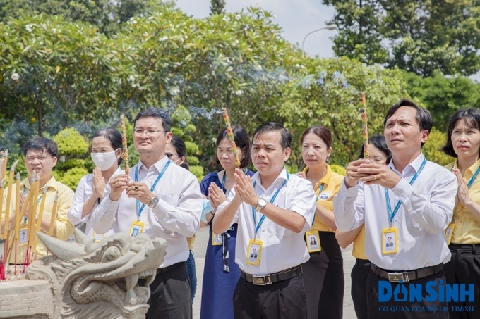 Cán bộ, giảng viên Trường Cao đẳng Kỹ nghệ II dâng hương tại Nghĩa trang Liệt sĩ TP.HCM.