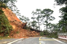 Đất đá đổ ập, chia cắt quốc lộ 20 ở Đà Lạt