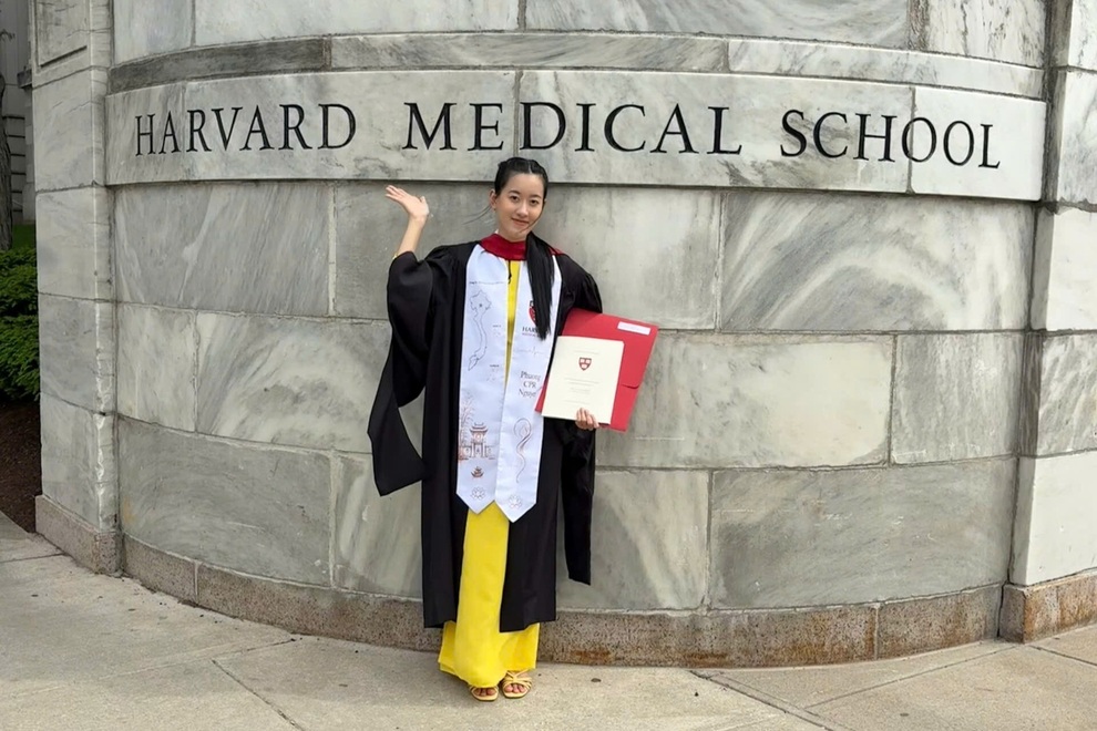 Món quà tặng ba mẹ của nữ sinh đạt GPA tuyệt đối đại học Y thuộc Harvard - 1