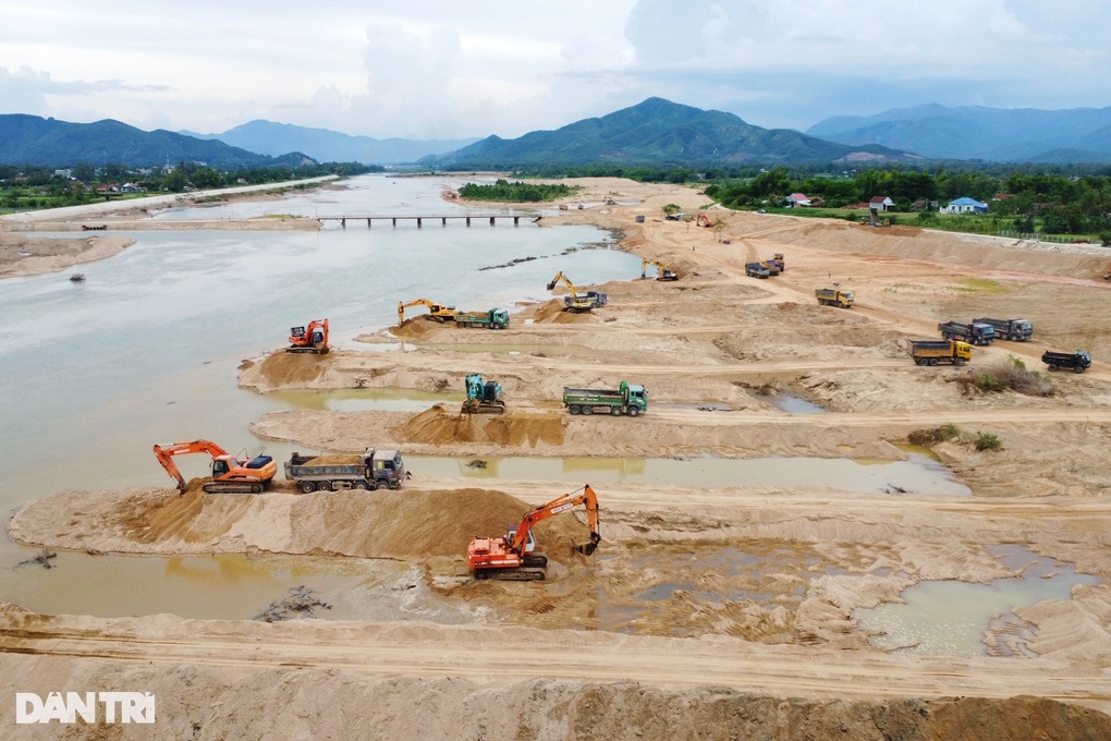 Bình Định thu gần 410 tỷ đồng từ khai thác khoáng sản trong năm 2024 - 1 Bình Định thu gần 410 tỷ đồng từ khai thác khoáng sản trong năm 2024 - 1