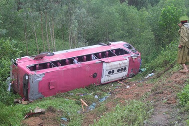 Vụ lật xe khách chở phật tử: Tạm giữ lái xe để điều tra nguyên nhân