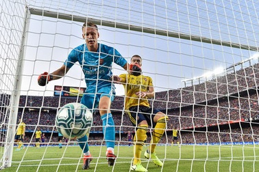 Barcelona 2-1 Arsenal: Luis Suarez ghi bàn quyết định