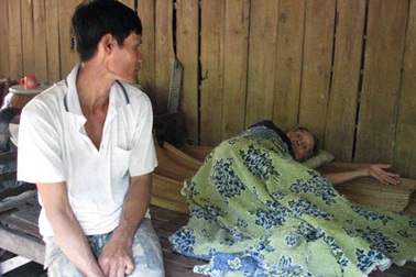 Người đàn ông đãng trí “gánh” gia đình thần kinh và bại liệt