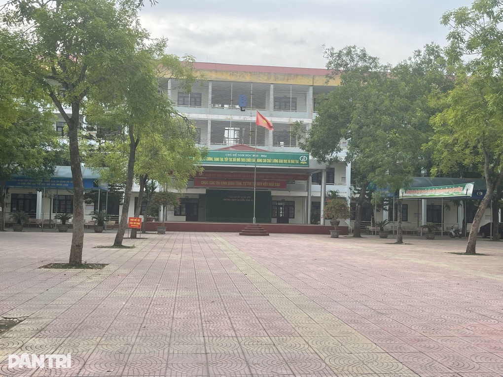 Sau nghi án chụp bài thi trong WC, trường bị tố thu tiền chống trượt - 2 Sau nghi án chụp bài thi trong WC, trường bị tố thu tiền chống trượt - 2
