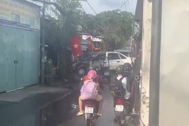 Xe ba gác… chở xe ô tô gây ùn tắc giao thông