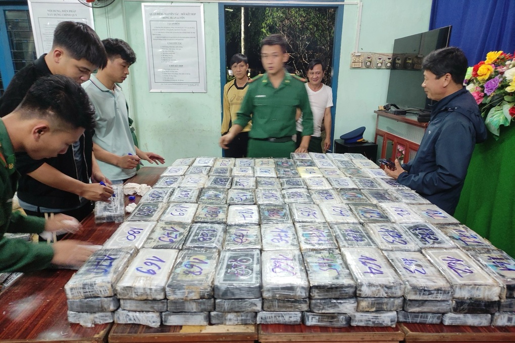 Bàn giao cho công an gần 300kg ma túy đi lạc - 1 Bàn giao cho công an gần 300kg ma túy đi lạc - 1