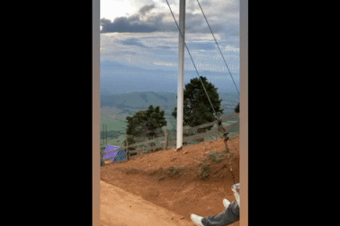 "Thần chết ngủ quên" khi giúp bạn chơi "xích đu tử thần"