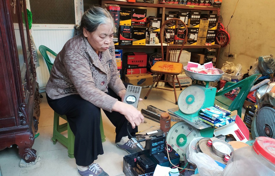 Người đàn bà hơn 50 năm làm nghề sửa chữa ô tô - 3 Người đàn bà hơn 50 năm làm nghề sửa chữa ô tô - 3
