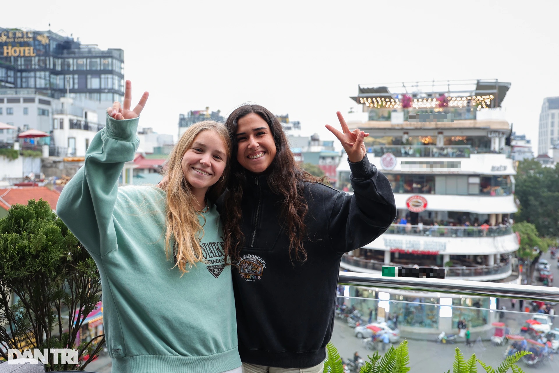 View - Hàng nghìn người đổ về tòa nhà "Hàm cá mập" chụp ảnh trước khi bị tháo dỡ | Báo Dân trí