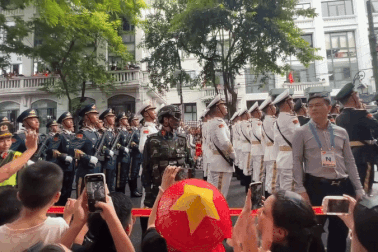 Khoảnh khắc đoàn diễu binh nước ngoài giữa tiếng reo hò của người Việt Nam