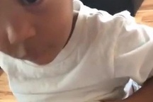 Ông anh dễ thương cố dỗ em bằng cách chìa ti cho em bú