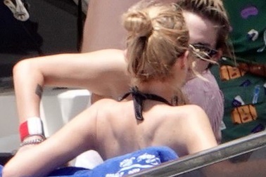 Kristen Stewart và bạn gái Stella Maxwell đi nghỉ hè tại Ý