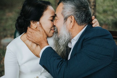 Xúc động bộ ảnh cưới của cặp vợ chồng già bên nhau đã gần 50 năm