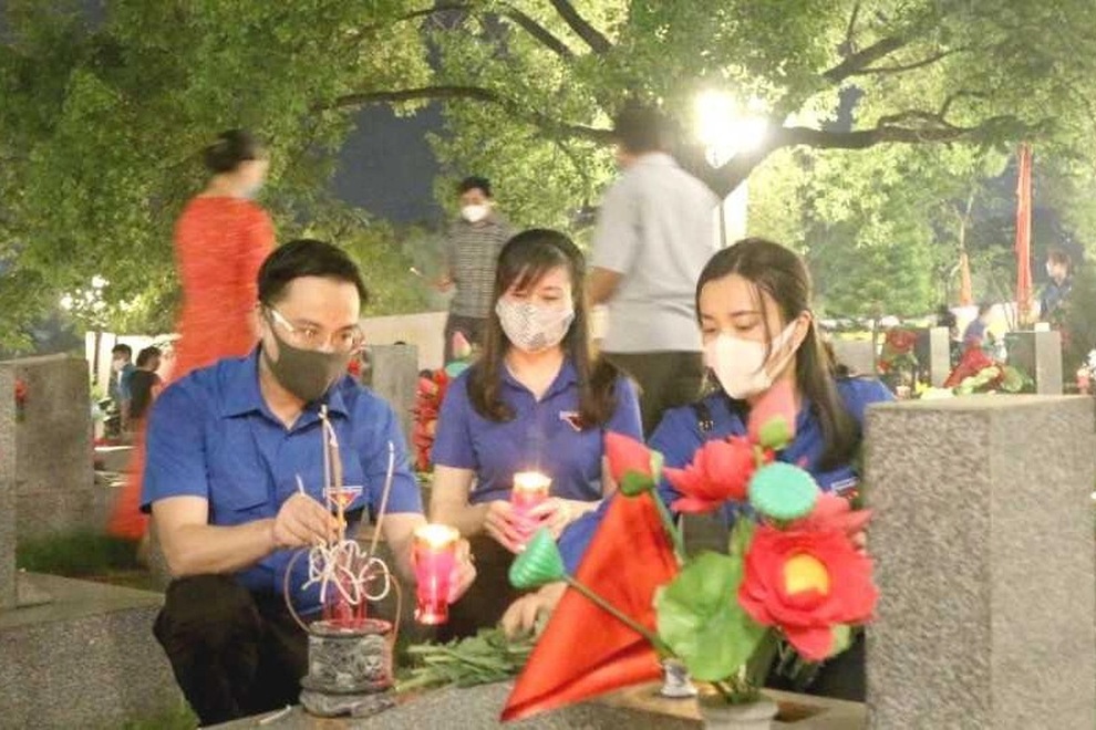 Thắp nến tri ân các anh hùng tại các nghĩa trang, phần mộ liệt sĩ - 1 Thắp nến tri ân các anh hùng tại các nghĩa trang, phần mộ liệt sĩ - 1