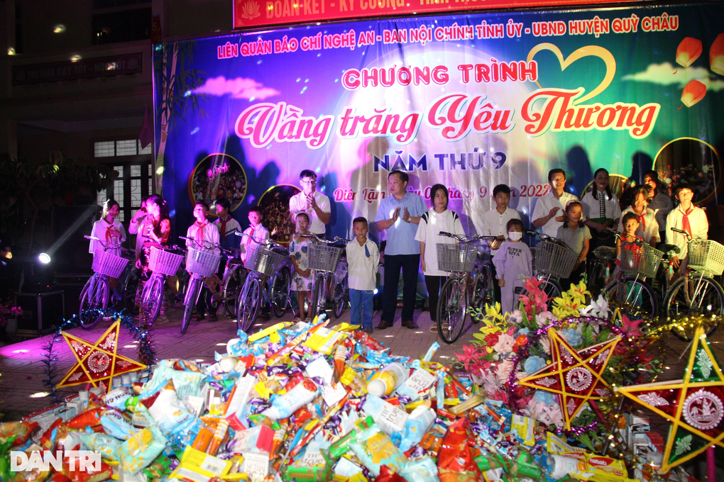Người làm báo xứ Nghệ mang trung thu đến trẻ em nghèo - 3 Người làm báo xứ Nghệ mang trung thu đến trẻ em nghèo - 3