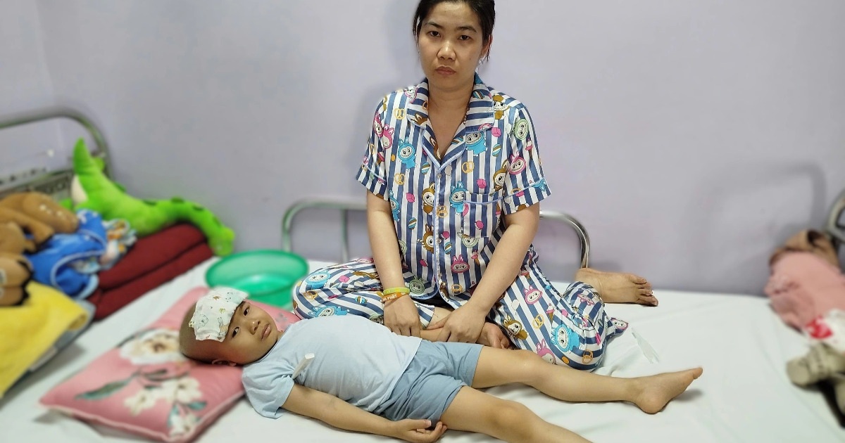 Bé trai vừa đi học đã phát hiện u não, mẹ đơn thân cầu cứu giúp đỡ